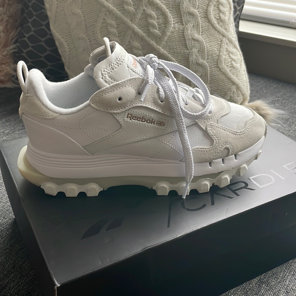 Warn 1 time Cardi B reebox leather Classic.